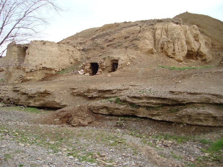 زاغه ای در دل کوه